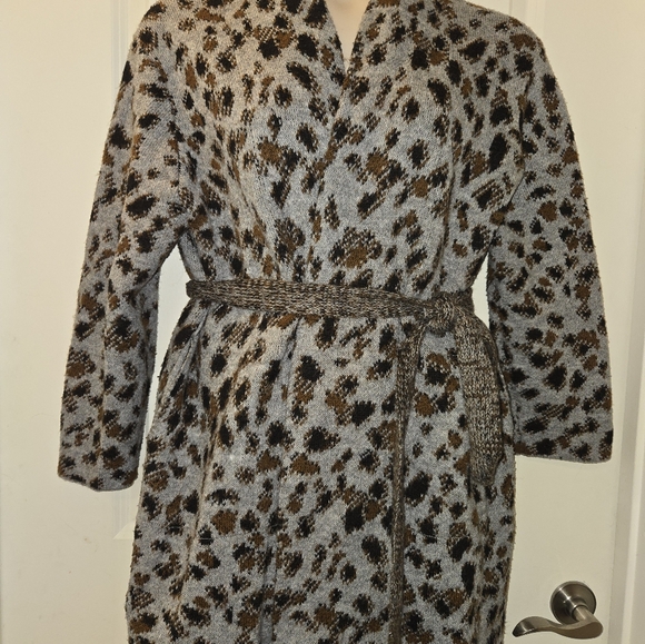 Time&Tru XL Cheetah Print Sweater Wrap - Picture 1 of 3